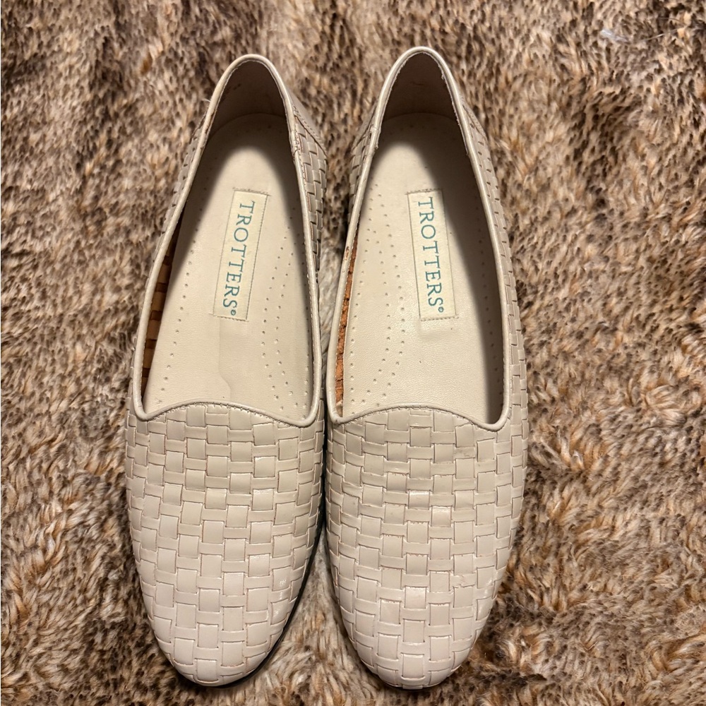Trotters Women's Cream Loafers size 7M